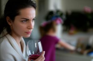 Imagem para o artigo: Mommy Wine Culture: Is It Harming Your Child's Brain? A Neuroscientist Explains